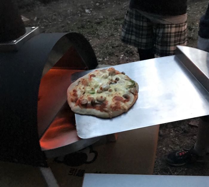 キャンプで手作りピザをほおばる 料育 りょういく